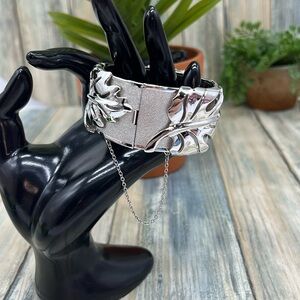 ⭐️Vintage whiting and davis ivy leaf hinged bracelet